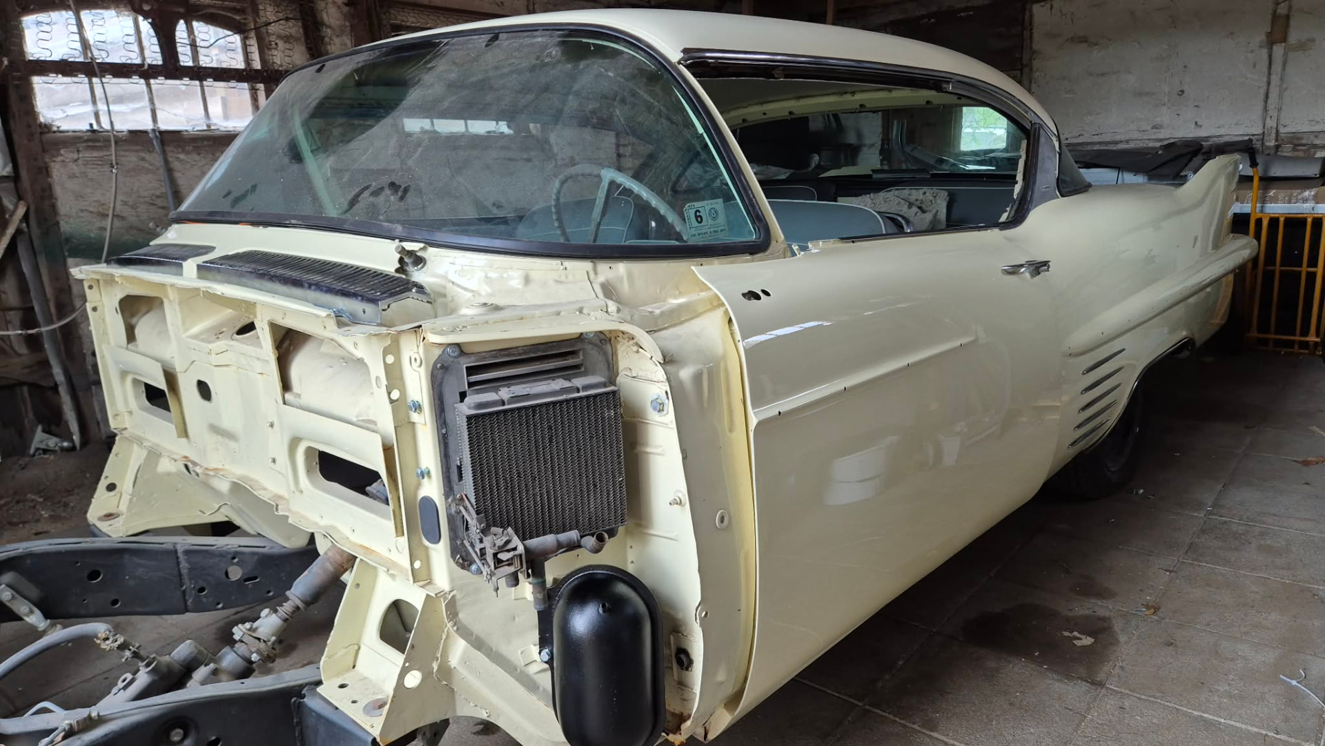 Cadillac Coupé – karossen under montering i verkstaden